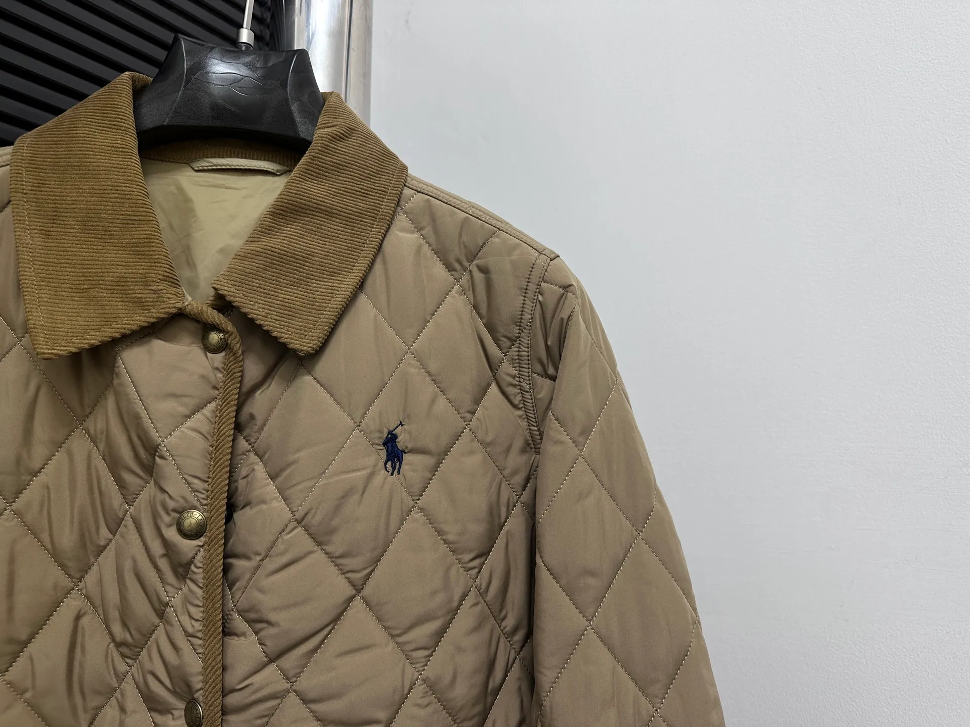 ￼ P530 【Ralph Lauren】Ralph Lauren cotton-padded jacket. The face is filled with imitation down cotton. Three-in-one rhombus quilted embroidery. Soft and comfortable. Warm and comfortable. Corduroy strips run through the whole body. No knots or overlaps. Artificial curling. Fine workmanship. Does not look bloated. The upper body is light and not bloated. Soft and comfortable. Highly recommended. Size: S M L